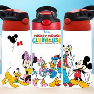 Pu&ograve; includere: Borraccia bianca con coperchi neri e rossi, con i personaggi di Mickey Mouse Clubhouse di Disney. Le bottiglie hanno una variet&agrave; di opzioni di colore del coperchio. Il design include Topolino, Minnie, Paperino, Paperina, Pippo e Pluto.