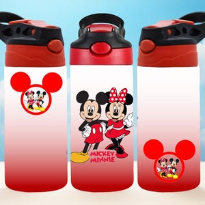 Pu&ograve; includere: Tre borracce con design a gradiente rosso e bianco. Ogni borraccia ha un coperchio nero e un pulsante rosso. Le borracce sono decorate con immagini di Topolino e Minnie, con le parole "Mickey Minnie" su una.
