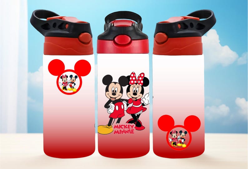 Pu&ograve; includere: Tre borracce con design a gradiente rosso e bianco. Ogni borraccia ha un coperchio nero e un pulsante rosso. Le borracce sono decorate con immagini di Topolino e Minnie, con le parole "Mickey Minnie" su una.