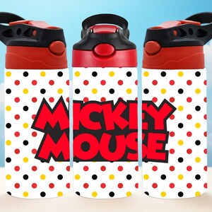 Pu&ograve; includere: Tre borracce con coperchi neri e dettagli rossi. Le bottiglie sono bianche con un motivo a pois rossi, gialli e neri. Le parole "Mickey Mouse" sono in lettere rosse.
