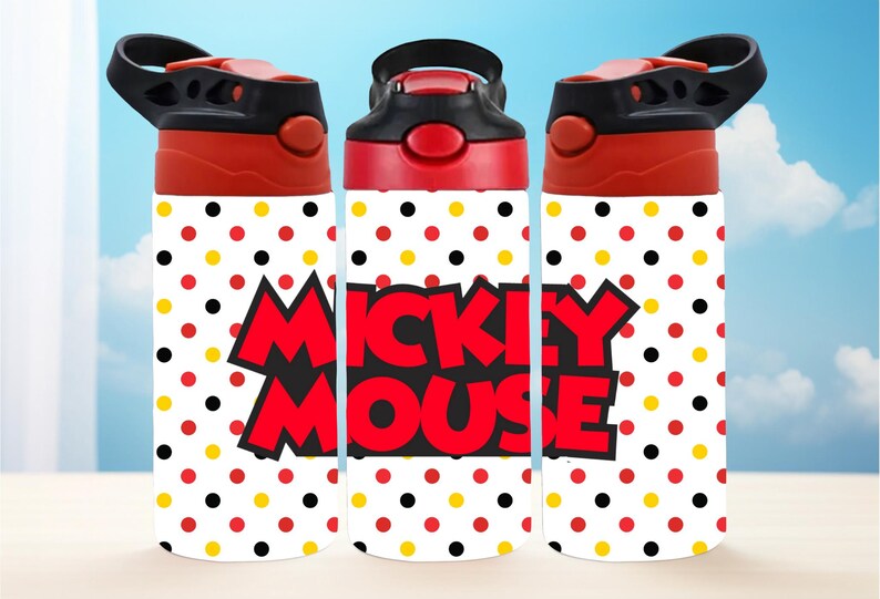 Pu&ograve; includere: Tre borracce con coperchi neri e dettagli rossi. Le bottiglie sono bianche con un motivo a pois rossi, gialli e neri. Le parole "Mickey Mouse" sono in lettere rosse.