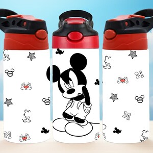 Pu&ograve; includere: Tre borracce bianche con dettagli neri e rossi. Ogni borraccia presenta un disegno di Topolino e un motivo di icone di Topolino, stelle e cuori. Le borracce hanno un manico nero e un coperchio ribaltabile rosso.