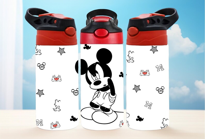 Pu&ograve; includere: Tre borracce bianche con dettagli neri e rossi. Ogni borraccia presenta un disegno di Topolino e un motivo di icone di Topolino, stelle e cuori. Le borracce hanno un manico nero e un coperchio ribaltabile rosso.