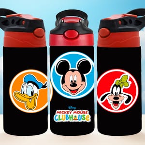 Pu&ograve; includere: Tre borracce nere con coperchi rossi e neri. Ogni bottiglia presenta un personaggio Disney diverso: Paperino, Topolino e Pippo. Le bottiglie hanno il testo "Mickey Mouse Clubhouse".