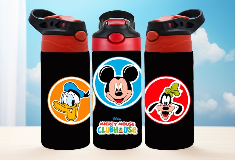 Pu&ograve; includere: Tre borracce nere con coperchi rossi e neri. Ogni bottiglia presenta un personaggio Disney diverso: Paperino, Topolino e Pippo. Le bottiglie hanno il testo "Mickey Mouse Clubhouse".