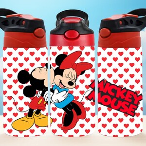 Pu&ograve; includere: Tre borracce con coperchi rossi e neri, con un motivo ripetuto di cuori rossi su sfondo bianco. Le bottiglie raffigurano i personaggi di Topolino e Minnie, con la scritta "Mickey Mouse" in rosso.