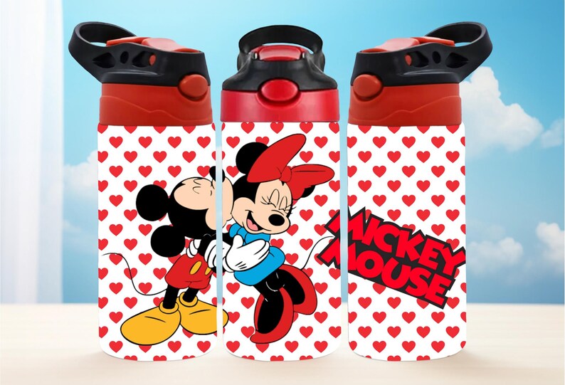 Pu&ograve; includere: Tre borracce con coperchi rossi e neri, con un motivo ripetuto di cuori rossi su sfondo bianco. Le bottiglie raffigurano i personaggi di Topolino e Minnie, con la scritta "Mickey Mouse" in rosso.