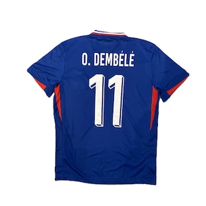 K&ouml;nnte beinhalten: Ein blaues kurz&auml;rmeliges Sporttrikot mit dem Namen O. DEMB&Eacute;L&Eacute; und der Nummer 11 in Wei&szlig; auf der R&uuml;ckseite. Das Trikot hat rote Akzente an den Seiten und einen Kragen mit d&uuml;nnen roten, wei&szlig;en und blauen Streifen am Halsausschnitt.