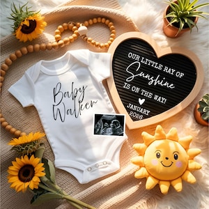 Boho zwangerschapsaankondiging digitaal idee, zonnebloem zwangerschapsaankondiging, zomer genderneutraal plat met letterbord en echografie