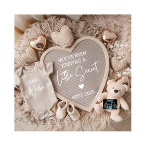 Anuncio de embarazo digital sencillo, con forma de corazón, para bebé de género neutro, plantilla moderna y editable para redes sociales.