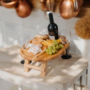 Plato de aperitivos, mesa de picnic con vino, juego de tabla de quesos, mesa portátil de madera para exteriores, regalo personalizado con vino, bandeja para servir aperitivos.