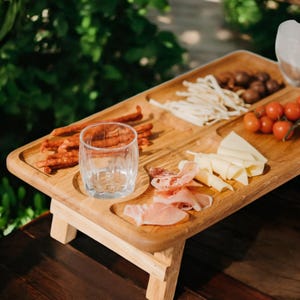 Mesa de picnic con vino, juego de tabla de quesos, mesa portátil de madera para exteriores, regalo personalizado con vino, bandeja para servir aperitivos, tabla de vinos para sumiller