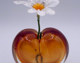Vaso portafiori e fermacarte a forma di cuore in vetro artistico soffiato a mano color ambra chiaro.