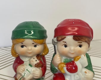 Salero/pimentero de porcelana Avon “Claus & Company” con diseño de los ayudantes de Papá Noel, año 1983.