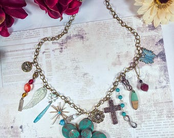 Boho Mixed Media Charm Halsband, Patina Kopparblomma, Eklektiska Statementsmycken