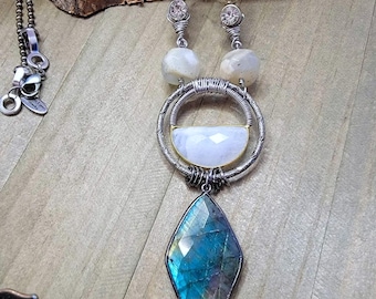 Halsband med hänge i sterlingsilver och labradorit, månsten – Boho Luxe Artisan Jewelry