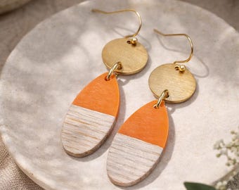 Pendientes colgantes de resina y madera de naranjo: joyería moderna de latón estilo boho.