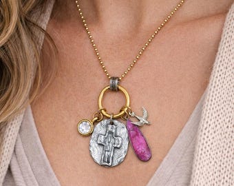 Halsband med tennkors och rubinhänge, hantverksmässig guldkedja, trossmycken