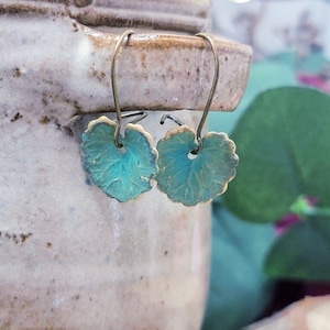 Boucles d'oreilles nénuphar, boucles d'oreilles pendantes nénuphar patinées, bijoux botaniques, boucles d'oreilles turquoise patinée vert de gris, petites boucles d'oreilles feuille verte nature