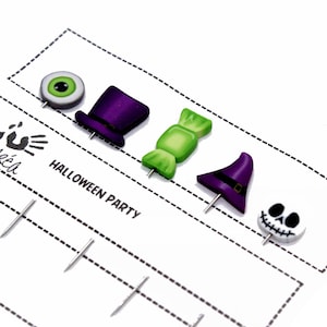 Könnte beinhalten: Eine Sammlung von Halloween-Motiv-Reißzwecken. Die Reißzwecken zeigen Designs wie einen lila Hexenhut, ein grünes Bonbon, einen Totenkopf und ein Augapfel. Die Worte "Halloween Party" sind auf dem weißen Hintergrund gedruckt.