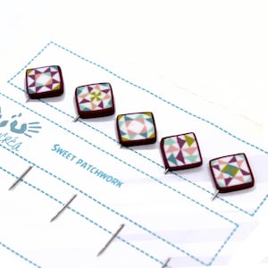 Könnte beinhalten: Fünf bunte Patchwork-Stoffquadrate auf Stecknadeln, mit dem Text "Sweet Patchwork" auf weißem Hintergrund.
