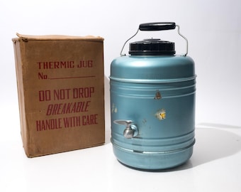 Jarra térmica vintage con grifo, construcción metálica resistente, revestimiento cerámico, década de 1950.