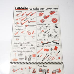 Peut inclure: Un catalogue imprim&eacute; pr&eacute;sentant divers outils RIDGID Pre-Tested Work Saver. Le catalogue affiche des illustrations de cl&eacute;s, coupe-tubes, al&eacute;soirs et autres outils. Les outils sont en rouge et noir sur fond blanc.