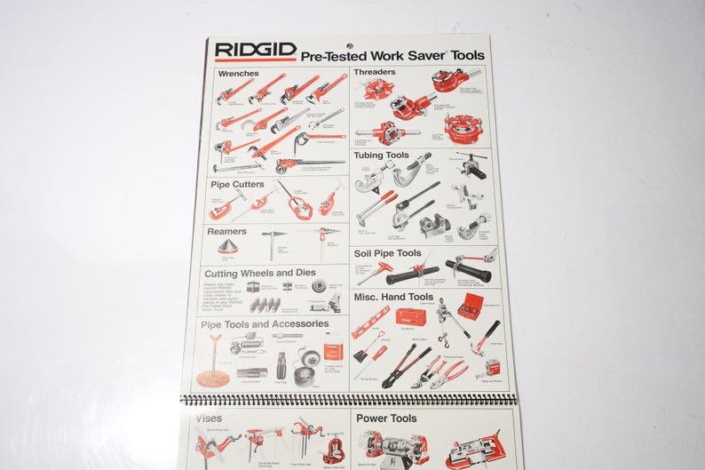 Peut inclure: Un catalogue imprim&eacute; pr&eacute;sentant divers outils RIDGID Pre-Tested Work Saver. Le catalogue affiche des illustrations de cl&eacute;s, coupe-tubes, al&eacute;soirs et autres outils. Les outils sont en rouge et noir sur fond blanc.