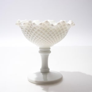 Compotera vintage de vidrio opalino con diseño de rombos y base de pedestal, Westmoreland Glass.
