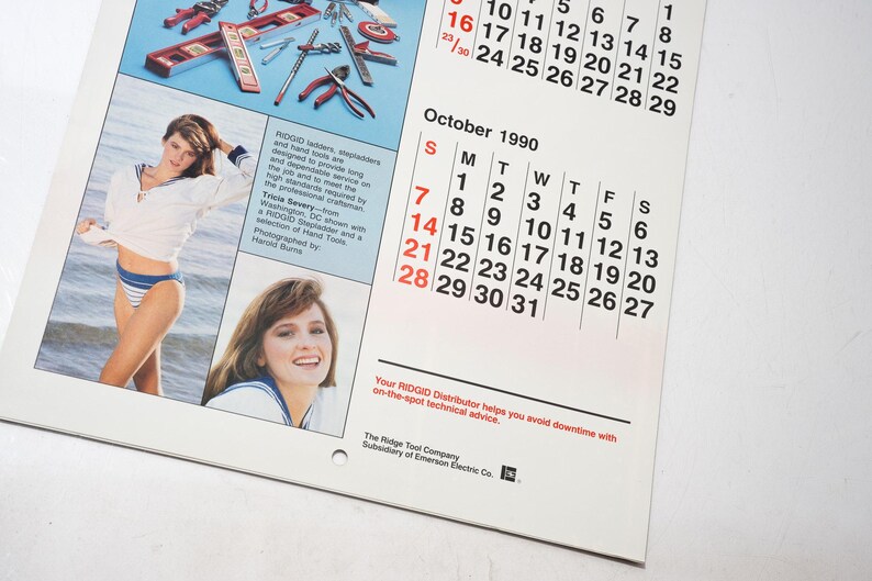 Peut inclure: Une page de calendrier vintage avec une femme en tenue de marin, et un calendrier pour octobre 1990. La page comprend &eacute;galement des images d'outils et du texte sur les outils RIDGID.