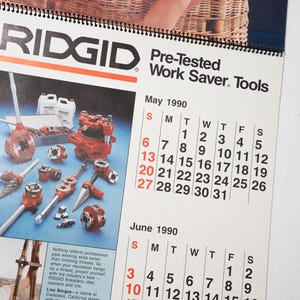Peut inclure: Un calendrier RIDGID vintage de mai et juin 1990, pr&eacute;sentant une publicit&eacute; de produit. Le calendrier affiche une vari&eacute;t&eacute; d'outils rouges et argent&eacute;s, avec le logo RIDGID en haut. Le calendrier est reli&eacute; par spirale.