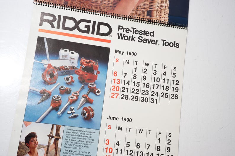 Peut inclure: Un calendrier RIDGID vintage de mai et juin 1990, pr&eacute;sentant une publicit&eacute; de produit. Le calendrier affiche une vari&eacute;t&eacute; d'outils rouges et argent&eacute;s, avec le logo RIDGID en haut. Le calendrier est reli&eacute; par spirale.