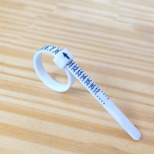 Ring sizer - Adjustable Plastic Ring Size Finder - Whole and Half US Sizes 1-17 - Reusable Adjustable Ring Sizing Tool - Measure Finger Size