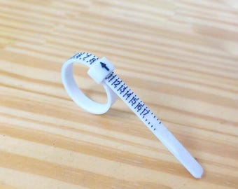 Ring sizer - Adjustable Plastic Ring Size Finder - Whole and Half US Sizes 1-17 - Reusable Adjustable Ring Sizing Tool - Measure Finger Size
