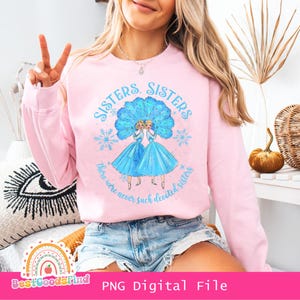 Puede incluir: Sudadera rosa con un gráfico de dos mujeres con vestidos azules y el texto "Sisters. Sisters. There were never such devoted sisters."