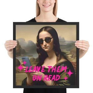 Puede incluir: Una impresión enmarcada de una pintura de la Mona Lisa con gafas de sol mirando un teléfono inteligente. El texto "LEAVE THEM ON READ" está escrito en letras rosas en la parte inferior de la imagen.