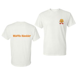 Puede incluir: Camiseta blanca con el texto "Waffle Rambler" impreso en la espalda y una cara sonriente de dibujos animados con zapatos rojos impresos en el frente.