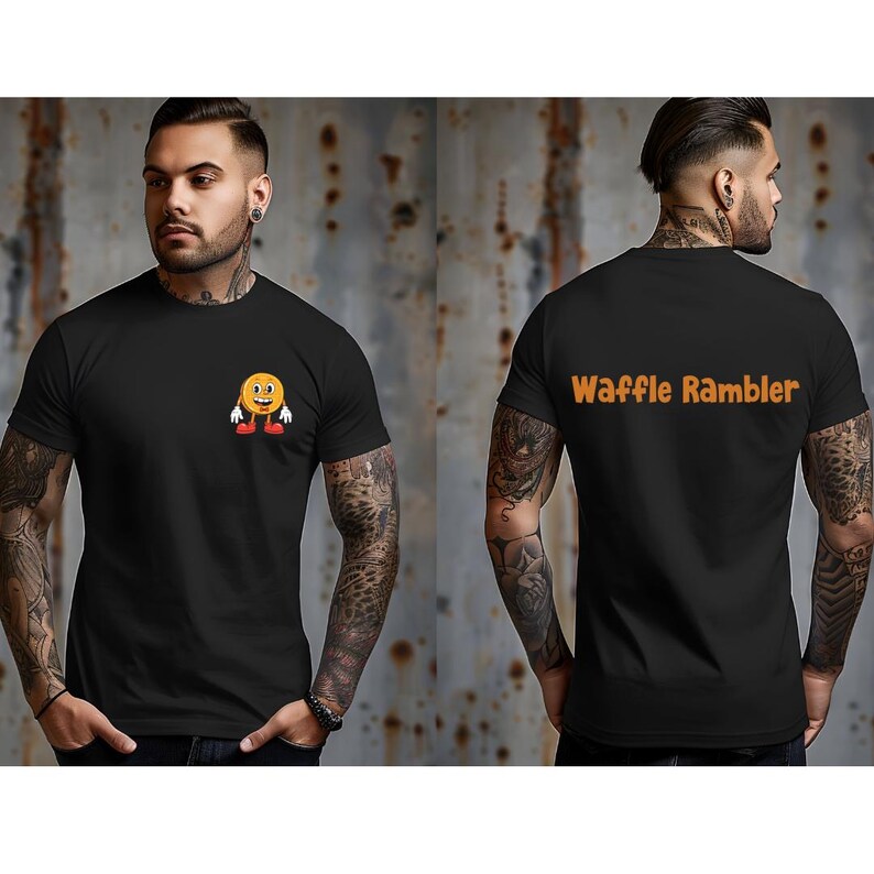 Puede incluir: Camiseta negra con un gr&aacute;fico de una cara sonriente amarilla en la parte delantera y el texto "Waffle Rambler" en naranja en la parte posterior.