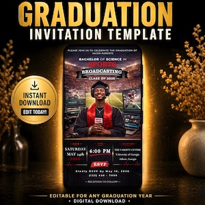 Pode incluir: Um modelo digital de convite de formatura com texto e detalhes dourados. O convite apresenta um gráfico de smartphone com um tema de transmissão esportiva, incluindo um graduado com chapéu e toga. O texto "GRADUATION INVITATION TEMPLATE" está incluído.