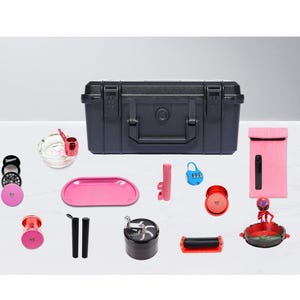 Può includere: Una collezione di accessori per fumatori, tra cui una custodia nera, un vassoio rosa, un macinino e una macchina per rollare. Altri articoli includono una custodia rosa, un posacenere e una varietà di strumenti e contenitori. Gli articoli sono di vari colori.