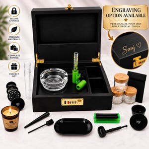 Puede incluir: Una caja de almacenamiento de madera negra con cerradura de combinación dorada, que contiene un cenicero de vidrio transparente, un soporte para tubos verde, tres frascos de vidrio con tapas de bambú, una bandeja negra, una vela y un molinillo.