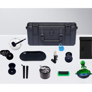 Puede incluir: Una taza de cerámica blanca con un asa negra y el texto "But First, Coffee" en negro, con una fuente de estilo manuscrito. La taza está sobre una superficie blanca.