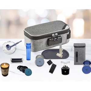 Puede incluir: Un conjunto de accesorios para fumar, que incluye un estuche con cremallera gris y negro con cerradura de combinación, una pipa azul, una máquina de liar, un molinillo y una vela. El juego también incluye un tubo de almacenamiento azul y una bandeja.
