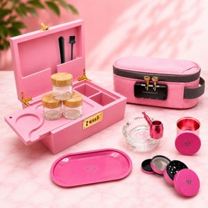 Pode incluir: Uma caixa de armazenamento de madeira rosa com fechadura de combinação, três potes de vidro com tampas de bambu e duas escovas pretas. Inclui um estojo de tecido rosa com fechadura, um cinzeiro de vidro, um cachimbo de metal rosa e um triturador.
