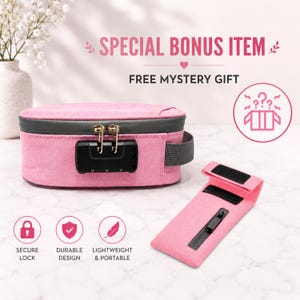 Puede incluir: Un estuche de almacenamiento rectangular rosa con candado de combinación negro, asa lateral gris y una bolsa rosa a juego con cremallera negra. Texto: SPECIAL BONUS ITEM, FREE MYSTERY GIFT, SECURE LOCK, DURABLE DESIGN, LIGHTWEIGHT & PORTABLE.