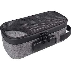 Peut inclure: Sac de rangement rectangulaire gris avec un dessus en filet noir et une fermeture éclair noire. Le sac est équipé d'un cadenas à combinaison noir et d'une poignée noire. Pour un rangement sécurisé.