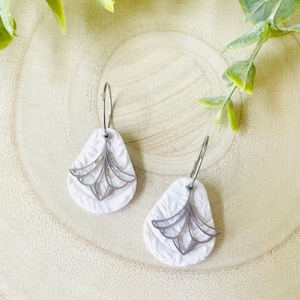 Orecchini in argilla polimerica bianca, orecchini pendenti piccoli, orecchini fatti a mano, orecchini leggeri, orecchini da sposa, orecchini da sposa floreali bianchi
