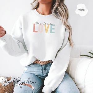 Sudadera con el mundo necesita amor, sudadera con mensaje positivo, sudadera con cita inspiradora, ropa informal cómoda, sudadera con letras coloridas