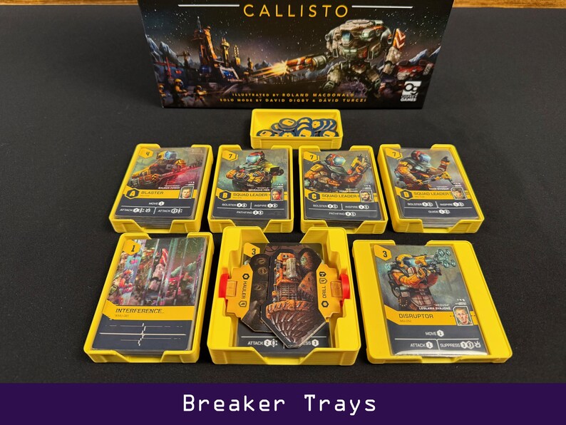 Peut inclure: Jeu de soci&eacute;t&eacute; "Callisto" avec des plateaux jaunes contenant des cartes de jeu. Les cartes pr&eacute;sentent des illustrations de personnages et des informations de jeu. L'illustration de la bo&icirc;te montre une ville futuriste et un grand robot.