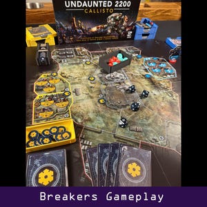 Peut inclure: Jeu de soci&eacute;t&eacute; "Undaunted 2200 Callisto" avec des pions, des d&eacute;s et des cartes. Le plateau de jeu est beige et gris avec un motif de carte. Les pi&egrave;ces du jeu sont dans des conteneurs jaunes et noirs. Le texte "Breakers Gameplay" est en bas.